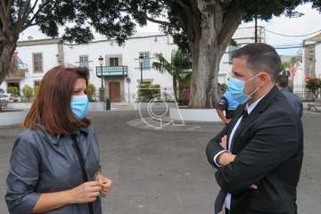 Minuto de silencio por las víctimas del Covid-19 en la plaza de San Juan y del personal de Servicios Sociales (Foto TA)